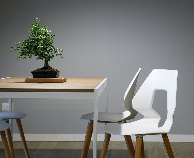 nowoczesny stół z krzesłami